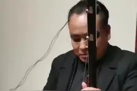 河南梨之春艺术团团长吴二亮:板胡的传承是我们的责任。图片