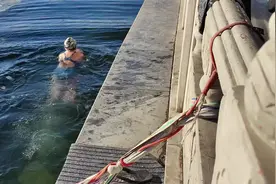 零下二十几度，北京老太太冬泳，着实令人佩服👍💪视频封面