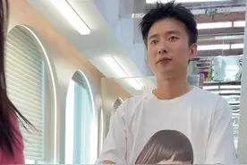 来自温州 什么夸张发型都剪过 这款是第一次  #发型师沟通 #减龄中发 #杭州最真实的素人改造