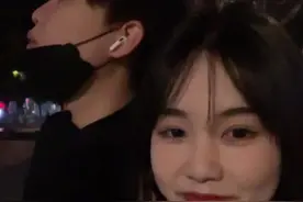 他的脸唰一下 就红了😂#情侣 #恋爱日常 #粤语情话视频封面