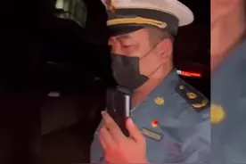 “男子钓鱼执法网约车司机”又起波澜，执法人员戴名表用高端手#社会百态#社会新闻#惊不惊喜意不意外#网约车大事件 视频封面