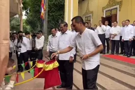 柬埔寨🇰🇭前任内政部部长苏庆和自己的儿子苏速卡视频封面