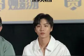 #王俊凯 分享骑摩托车趣事，太困骑摩托车飞出去了可还行🤣#断桥主创见面 #电影断桥视频封面