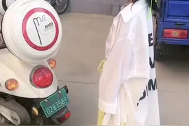 #电瓶车舞 #当电瓶车挡路了 闺女，差不多得了，一会车子玩坏了@抖音短视频视频封面