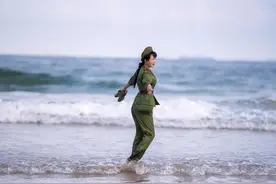 朋友问我为何钟爱65式军装，我答：如果人生分为三段视频封面