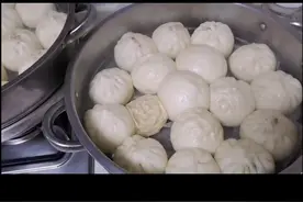 #馒头 #包子 #美食 高手们告诉我，为啥有时间会蒸出这样的死面疙瘩？视频封面