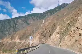 风马五色纸印着马和经文的方块纸藏语叫“隆达”意为风马