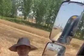 5月30日，河南平顶山，一外地收割机司机不慎翻车，张先生热心帮忙，俩人都是讲究人#收割机视频封面