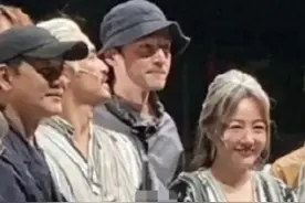 #经纪人否认胡歌薛佳凝复合 两人音乐剧现场同框合照引热议，经纪人称胡歌和导演是多年好友视频封面