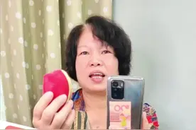 “可不可以付现金？”你扫码给摆摊#老人的#钱，他们可能拿不到#扎心#暖心故事  #人性  #正能量 炎炎夏日蹲在街角的卖菜老人，#二维码收款揭露事实真相让人心酸#社会百态如果街头卖菜老人二维码收款是到子女手机上，你会为了他们带点#现金吗？#潮汕#潮州  #生活感悟 #关爱老人 #中老年人 #家庭 #只有经历过的人才会懂 #内容过于真实 #百善孝为先 #你怎么看 #父母必看系列 #家庭情感 #婆媳 视频封面