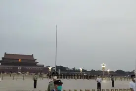 2022年八一建军节，带孩子们到天安门参观升旗仪式视频封面