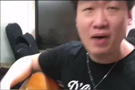 所以谁能告诉我这到底是什么乐器...#吉他 #指弹吉他 #搞笑 #抖音小助手视频封面
