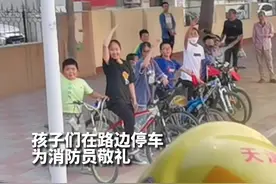 少年举旗为出警消防车带路，车技不错，一起注意安全。视频封面