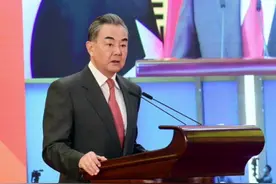 王毅以视频方式同巴基斯坦外长库雷希共同出席中巴建交70周年庆祝活动启动仪式并致辞@人民日报国际 @新华网视频封面