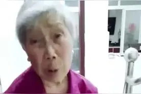 每次给老妈洗澡都是很令我头痛的事，这个只是序幕，洗澡时会泼我水，打我，不让你帮她脱衣裤，还要又哭又闹#@抖音短视频 #老年痴呆#关爱老人 #陪伴是最大的幸福 #家有一老如有一宝 #百善孝为先一个女婿半个儿 视频封面