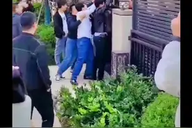 霸气婚礼堵门，新郎被扔出门外，第二视角#婚礼搞笑瞬间 @抖音短视频 视频封面