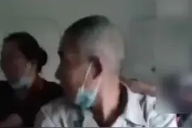 公交车上三个老太太要求小孩让座被拒，随后训斥小孩并动手，遭到孩子猛烈反击视频封面