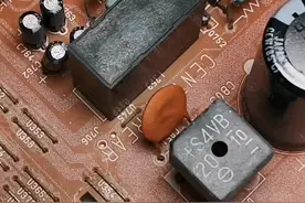 功放有时候响有时候不响，有时候左边没有声音，有时候右边没有声音，当没有声音的时候，开大音量冲击一下又有声音了，这是怎么回事呢?嗯，这是喇叭输出继电器故障，应该怎么处理呢?视频封面