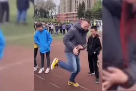 #男教师跳皮筋跳掉鞋走红！完整版采访视频来了，速来看看无滤镜下的周老师！#重庆dou知道
