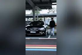 都2025年了为什么有那么多的90后甚至是00后开这款老款六代凯美瑞，有人说因为“穷”，更有人说因为“情怀”，但不管为什么，我觉得买得起跟改得起，它应该是两码事，你认为呢？#凯美瑞 #六代凯美瑞 #Camry #凯美瑞改装 #情怀老车 @DOU+小助手 @抖音短视频