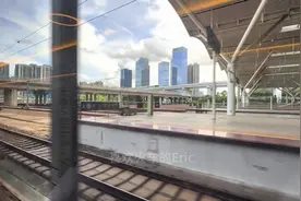 这是一座特等站，与其他7座车站共同组成这座城市“四主四辅视频封面