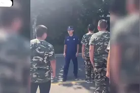 盘点军训遇到的奇葩，正步走出六亲不认步伐，连教官都笑趴了视频封面