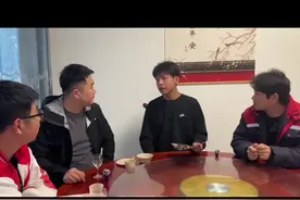 吃别人请不能喧宾夺主，要让请客的人先点菜。