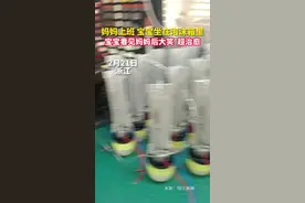 妈妈上班 宝宝坐在泡沫箱里，宝宝看见妈妈后大笑，超治愈视频封面