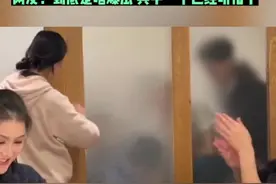 女生聊八卦时发现隔壁包厢男生也在竖起耳朵听。#原谅我不厚道的笑了  视频来源@沈小哈视频封面