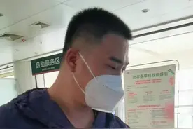 库先生到了医院自己签到，自己走到主任办公室，主任一问一答，在东北老家学的东西，今天都跟主任展示了一遍，主任给库先生一顿夸，又进步了，现在已经是中学生了，再进步就是大学生了，主任说恢复的真的好，这就是奇迹，家人有温度的爱，才会创造奇迹。视频封面