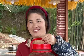 金樱子泡酒 金樱 子泡酒的做法，是老一辈人传承下来的方法，真的非常简单，兄弟姐妹们，现在正是泡酒的好季节，给自己泡上一罐吧 #金樱子 #金樱子泡酒方法 #泡酒 #中国浸泡酒专家 #新农人计划2024视频封面