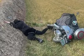 这是谁家媳妇，骑电动车掉沟里了#骑车掉沟里 #侯马方言 #倒霉蛋 #哎呦我去视频封面