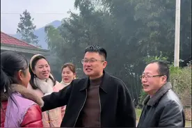 我们四姐弟一起在四川娘家团聚啦！今年大年三十年夜饭，由三个外地女婿来掌厨，我们三姐妹负责在一旁监工嗑瓜子。家里一张张熟悉的面孔，大家脸上洋溢着幸福的喜悦、屋内屋外的欢笑声此起彼伏，家里的小院再次热闹起来，此刻的幸福具像化了。 眼前一家团圆的景象，爸妈却是期盼了整整一年，终于体会到了平凡生活中蕴含的幸福与满足。新的一年，愿我们团团圆圆，幸福美满！烟火向星辰，所愿皆成真！#年夜饭 #女婿回丈母娘家 #丈母娘疼女婿 #回家过年#过年 @抖音创作小助手视频封面