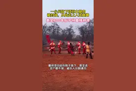 最终项羽却兵败于骇下，甚至连全尸都不保，被众人分割请功。其中，有一个小兵便是割下了项羽的大腿，因此被刘邦封侯，而且在800年后，他的子孙还成为帝王，被后人敬仰。当时，一共有五个人得到了项羽尸体的一部分，等到他们带着项羽的尸体回去后，刘邦也按照承诺给予封赏，每个人也都被封侯，杨喜也成为了赤泉侯，获封1900户食邑。杨喜原本也就是一名小将，领兵打仗的才能实属一般，在军中多年，也只做到了郎中骑兵，此番立功也为他的家族带来了荣誉，地位自此提升了一大截。 随后杨喜的儿子世袭了他的爵位，不过他们一家的职位却没有得到提升，始终维持着赤泉侯的封号，紧接着一代代也都是地方小官，无人做到京众朝臣。直到他的曾孙杨敞才开始发迹，当时霍光受重任辅佐汉昭帝，而杨敞为人低调，从不居功自傲，得到了霍光的重视，自此为官之路也变得十分顺畅，一步步的坐到了丞相之位。后来刘贺称帝后，整日沉迷于酒色，不问政事，于是霍光等人便另外辅佐新帝，杨敞实在胆小，听说此事后反而吓得瑟瑟发抖，话都说不全乎。杨敞的妻子是司马迁的女儿，学识过人，看到杨敞的样子后赶紧劝诫他：“大将军已经有了决定，你自是应该力挺，如此畏畏缩缩实在不像大丈夫。”随后杨敞才恍然大悟，听从妻子的意见，霍光对此则十分欣慰，他们也得以保全，后来杨敞去世后，他的儿子不仅继续承袭爵位，而且还被加封了3500户的食邑。杨敞的另一个儿子也得到了司马迁的厚爱，他为官清廉，敢于直谏和抨击权贵，受到了当时百姓的爱戴，而《史记》的流传也是因为杨敞所作出的努力，只可惜却因他人构陷被腰斩。但此时的杨家不再是曾经的默默无闻，已经开始迎来了辉煌时期，到了杨震时，整个家族更是被称为了“四世三公”，名声日盛，百姓们也多是赞誉。当时曹操也是极大地拉取这个世家大族，杨彪的儿子杨修年纪轻轻便已经声名远扬，才华斐然，结果曹操却对其孤傲的行径心生不满，最终将其斩杀。此后杨氏的家族依旧起起伏伏，西晋时杨骏权势重大，他的几个弟弟也都在朝中担任要职，几人肆无忌惮地勾结权臣，几乎到了无人可以撼动的地步。但这也让他们成为了皇室的眼中钉，最终被皇后联合宗族杀害，杨家又再次受到打击，此后又是一段不温不热的时期，但也依旧世代在朝为官，并且得到了朝廷的信任。直到800年后的南北朝时期，隋文帝杨坚成为了隋朝的开国皇帝，他的多项政策对中国历史发展影响深远，而这个时期也成为了杨家的鼎盛时期，时当时著名的名门望族。视频封面