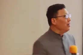 一只鹤落到一群鸡中间，最后会发生什么？看完你就明白了！#涨知识 #职场视频封面