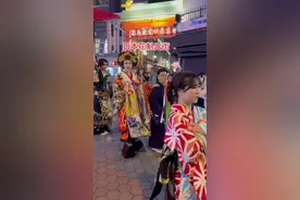 日本花魁道中 花魁道中 是花魁出门接客或巡视时的游行。她们通常由几位女仆和随从陪同，在众目睽睽之下缓步而行，场面十分盛大。 花魁精通茶道、书法、和歌、舞蹈、音乐等传统艺术，堪称当时的文化名媛。 #日本 #热门 #原创视频 #街头随拍 #美女