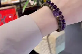 忙了一整天，一直在给大家挑选好看的沉香手串，你们喜欢哪个呢，截图看看哦！！视频封面