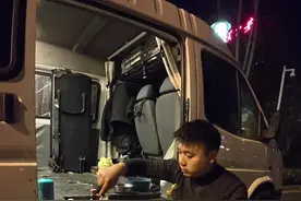 面包车拉货跑全国纪录片 这趟活是一位粉丝朋友搬家，从江苏苏州搬到安徽六安舒城县，听说舒城县全城都是免费停车，太棒了#货运司机 #用抖音记录卡车生活 #开货车的男人 #记录真实生活 #vlog十亿流量扶持计划