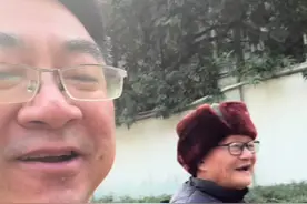 翁婿逛街闲聊 日常的生活，简单的幸福。用心去感受，用文字去记录，让生活的每一个瞬间都熠熠生辉。视频封面