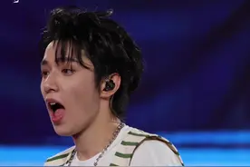 爱是大麦的扣款信息 是早早就预定好的机酒 是抢票前紧张的心情 是不知道能否成功进场也要收票赌一次的勇气 是精致的妆容和挑选了很久的小裙子 是过安检时被大包小包勒红的胳膊 是温热的心脏见到你跳动了一百零一次 是眼眶里氤氲幸福的泪水 是结束后难以承受的戒断感 是半夜复盘时被眼泪打湿的枕头 是红眼航班和40个小时硬座 是不管天南海北 只要你开口 我会毫不犹豫去见你