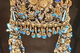 推荐大家假期去上海值得看的展览 2025年5月1日至10月7日，在上海举办的“瑰宝启幕：法兰西喜剧院舞台珠宝臻藏”展览，倾情呈献法国艺术圣殿——法兰西喜剧院珍藏的舞台珠宝。此次展览汇集一百余件舞台珠宝、文献及艺术品，采用戏剧风格布景，带领观众沉浸式探索法国戏剧的光辉历史。这些戏剧臻宝也是首次与中国公众见面！#展览现场视频封面