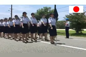 日本女兵自卫队检阅，说好的大长腿了，这让人情何以堪！.视频封面