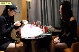 小小小酷哥 双胞胎姐妹相互吃醋，我跟姐姐讲句话，妹妹就生气了视频封面