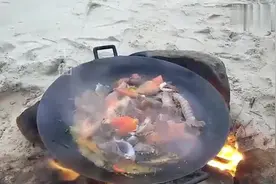 美女赶海带了一个锅，抓到海鲜后就在海边现煮，真的太鲜了视频封面