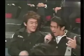 一首“香水”谢霆锋坐陈冠希和张柏芝中间唱歌,王菲不停回头看！视频封面