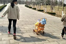 小县城湖边游玩儿子随地小便被监控拍到了吗？吓得妈妈赶紧推着跑视频封面