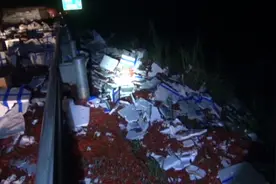 高速上，货车方向盘突然失控打不动，直接翻车货物损失过半！视频封面