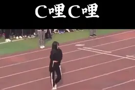 当学校响起“C哩C哩”，不仅洗脑还养眼，上千个女同学跳神曲舞视频封面