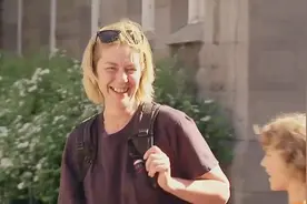 国外爆笑街头恶搞：求爱魔法贺卡，远程送花开启异次元视频封面