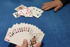 斗地主：对家出单牌只是引子，小哥被打的王炸都没机会出，真悲剧